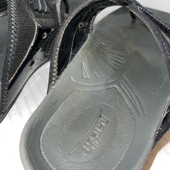 Earth Women's Sandals Size 9B Black Leather Upper Thong Arch Support Slip On - Picture 10 of 12